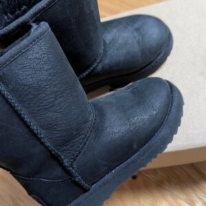 UGG Classic Short II Black Boots kids